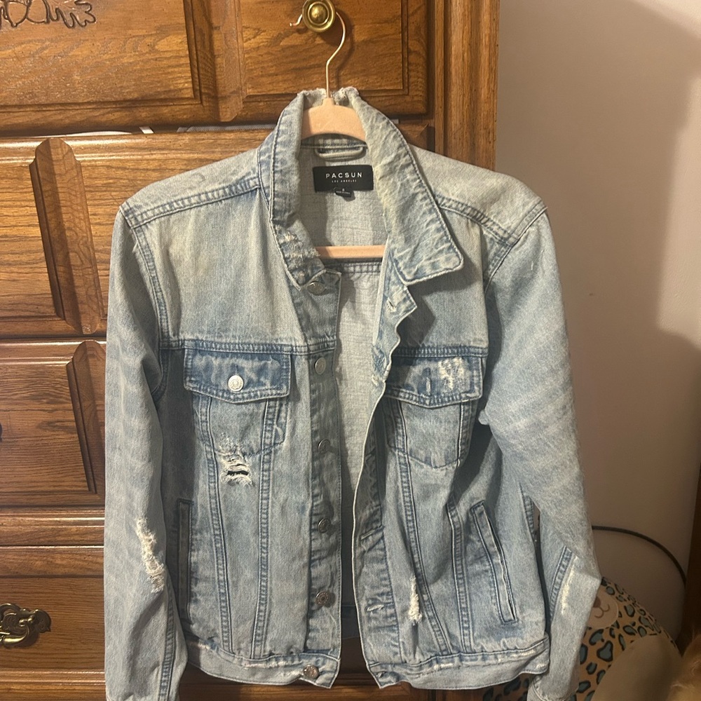 Men's Small Distressed
Light Wash Denim Jacket
